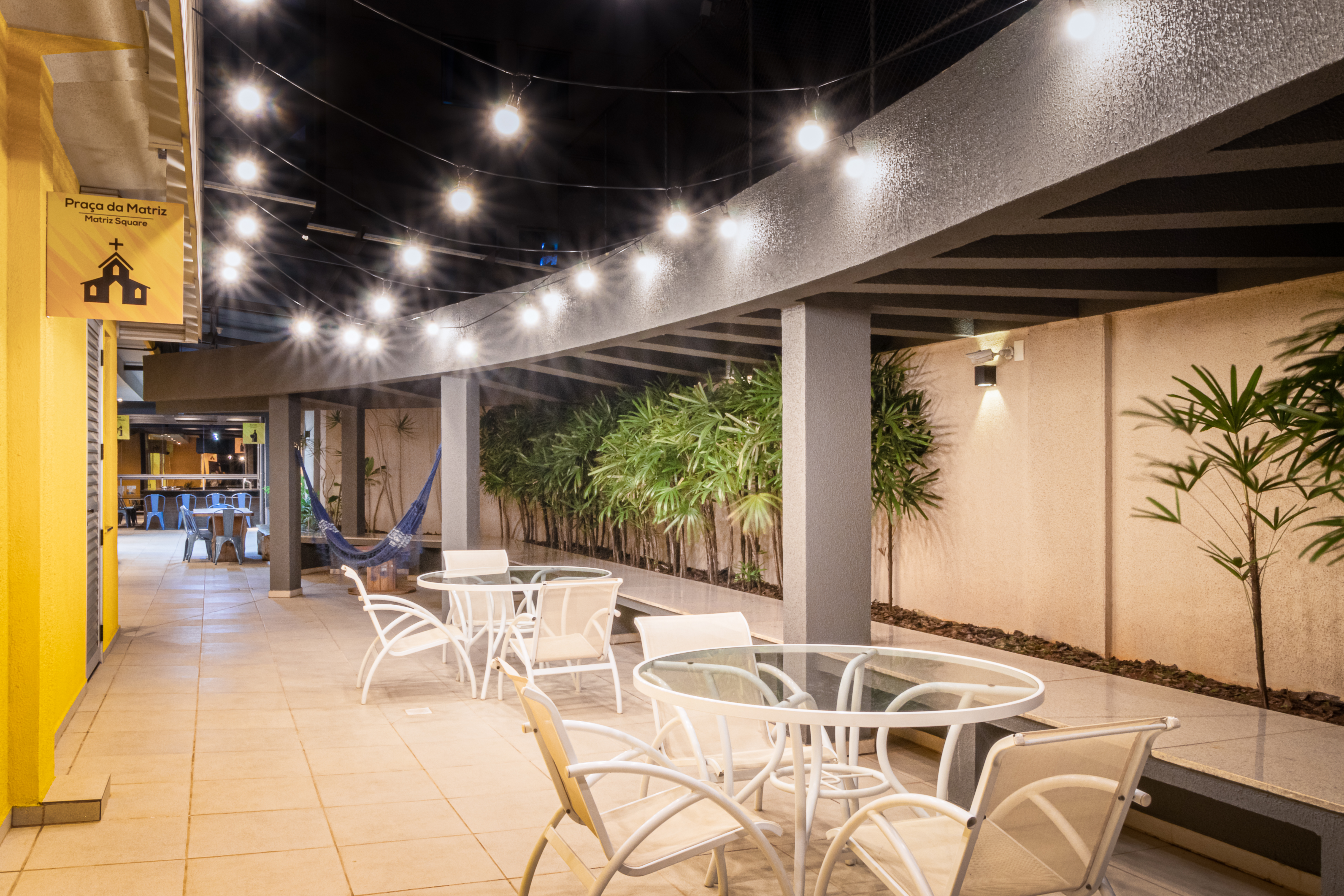 Terraço externo iluminado à noite