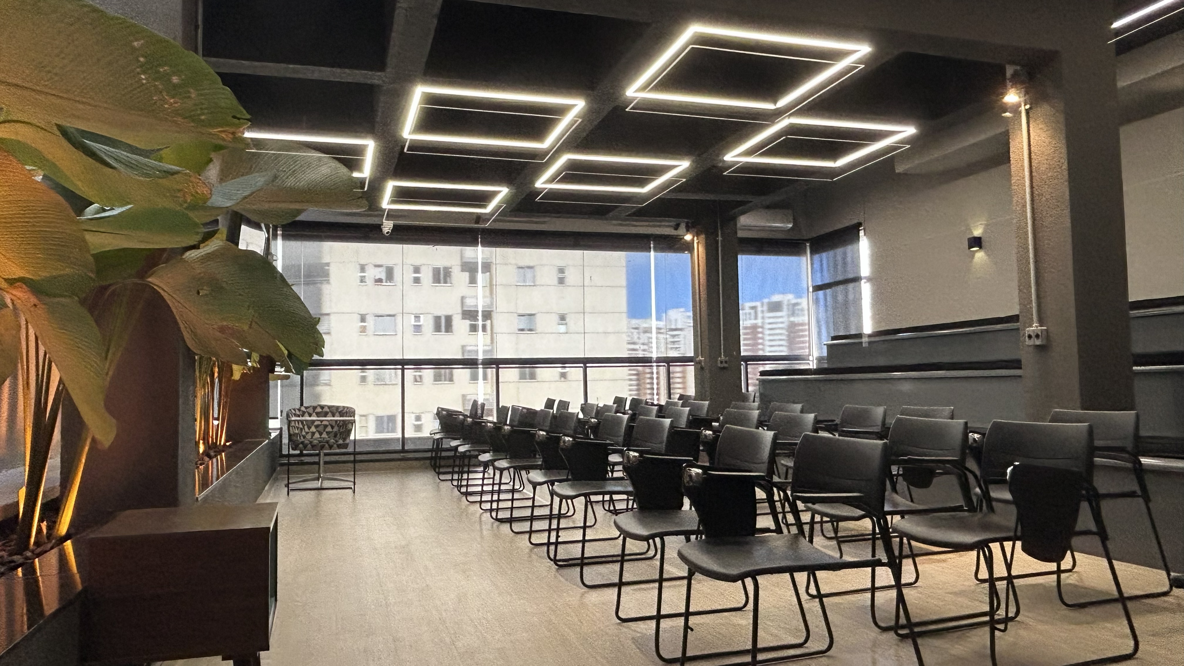 Sala de treinamento da Blocks Escritórios Flexíveis com cadeiras e TV