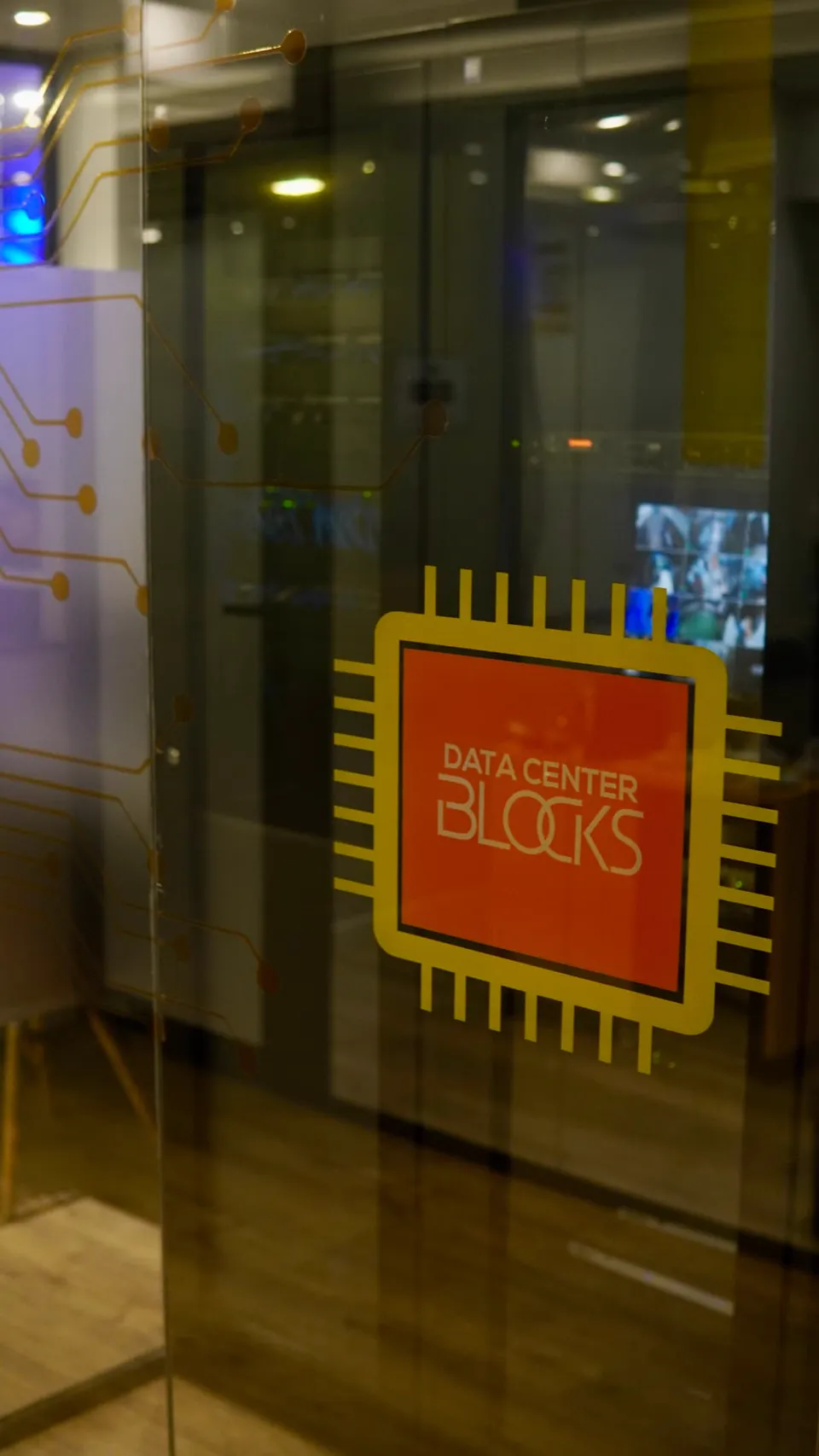 Entrada do Data Center próprio da Blocks com identificação no vidro