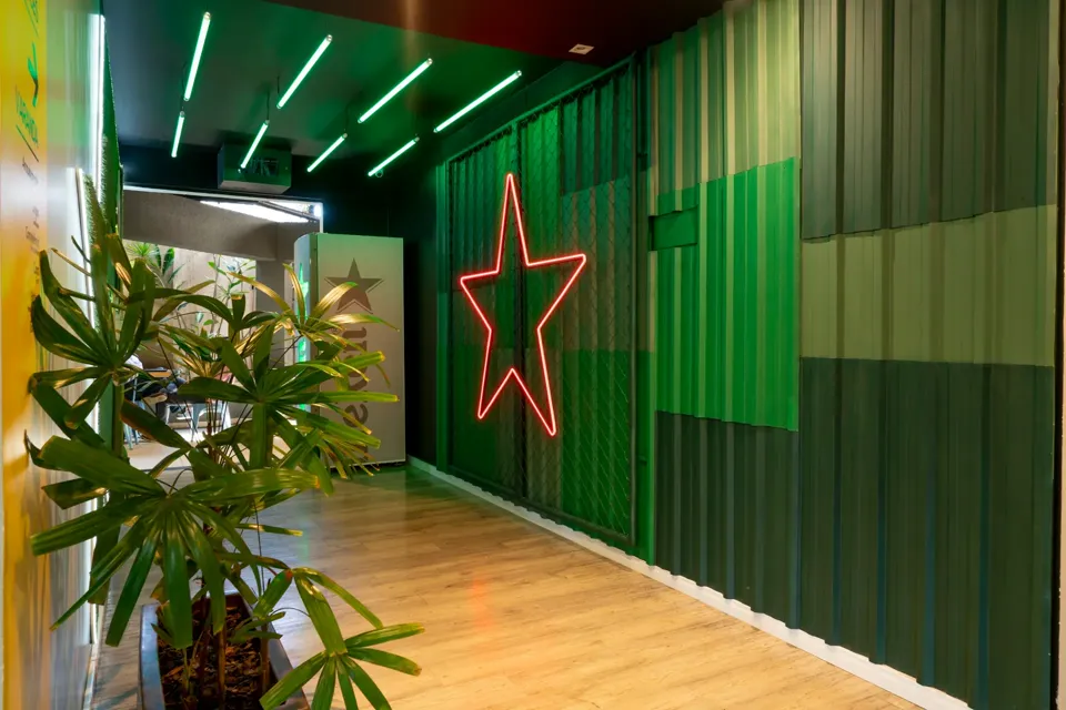 Acesso à Área de Descompressão da Blocks com painel verde e estrela neon